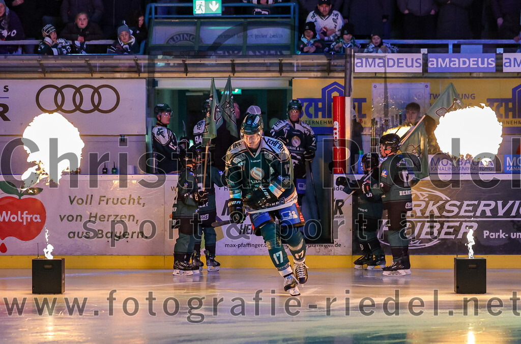 2025-12-23_011_TSV_Erding_gegen_Heilbronner_Falken | Erding, Deutschland, 23.12.2025:Eishockey, Oberliga Süd 2025 / 2026, 29. Spieltag, TSV Erding gegen Heilbronner Falken, Endergebnis: 5:4Elia Ostwald (Erding Gladiators, #17)Foto: Christian Riedel / fotografie-riedel.net