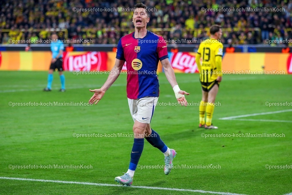 UCL1504251087 | 15.04.2025, Fußball, UEFA Champions League, Borussia Dortmund - FC Barcelona, BVB Stadion, Viertelfinale, Saison 2024 2025: Torjubel nach dem Tor zum 1:2 durch EIgentor von Ramy Bensebaini (BVB #5) . Robert Lewandowski (FC Barcelona #09) jubelnd Regulations prohibit any use of photographs as image sequences and or quasi-video.