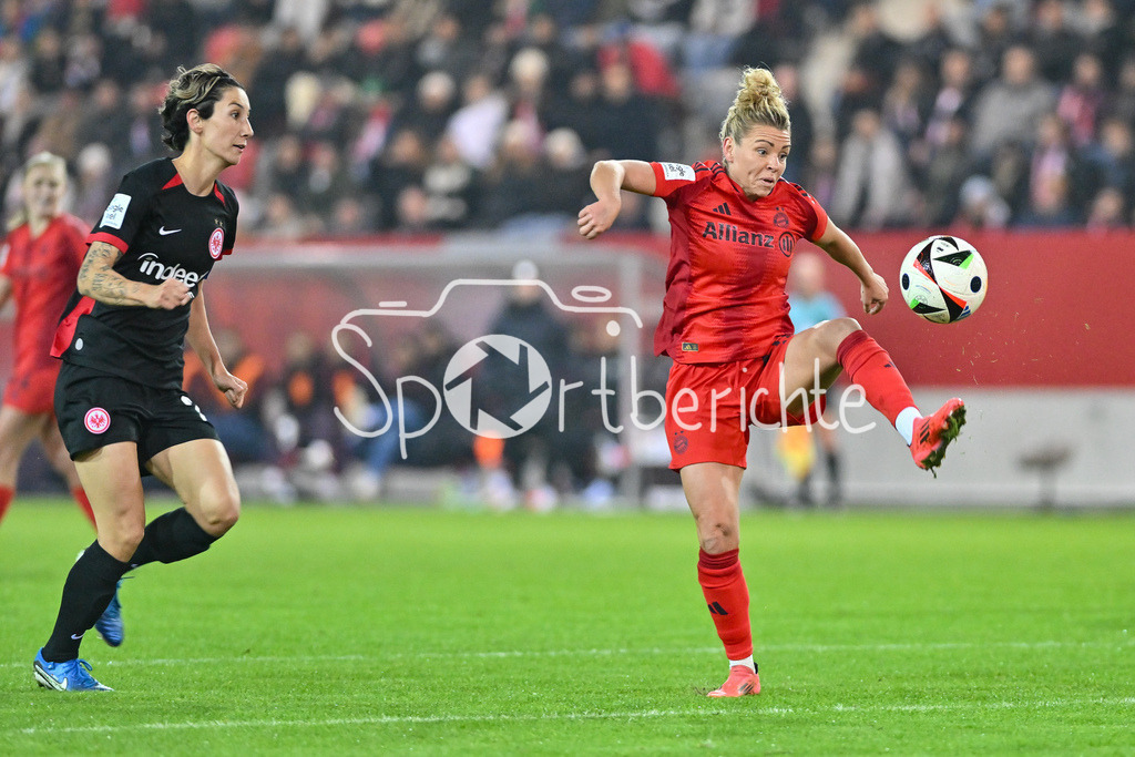 FC Bayern München Frauen - SG Eintracht Frankfurt Frauen | Linda DALLMANN (FCB #10) holt einen Ball klasse aus der Luft / Sara DOORSOUN-KHAJEH (Eingracht Frankfurt Frauen 23) / Google Pixel Frauen Bundesliga: FC Bayern Muenchen - Eintracht Frankfurt, FC Bayern Campus am 04.11.2024
