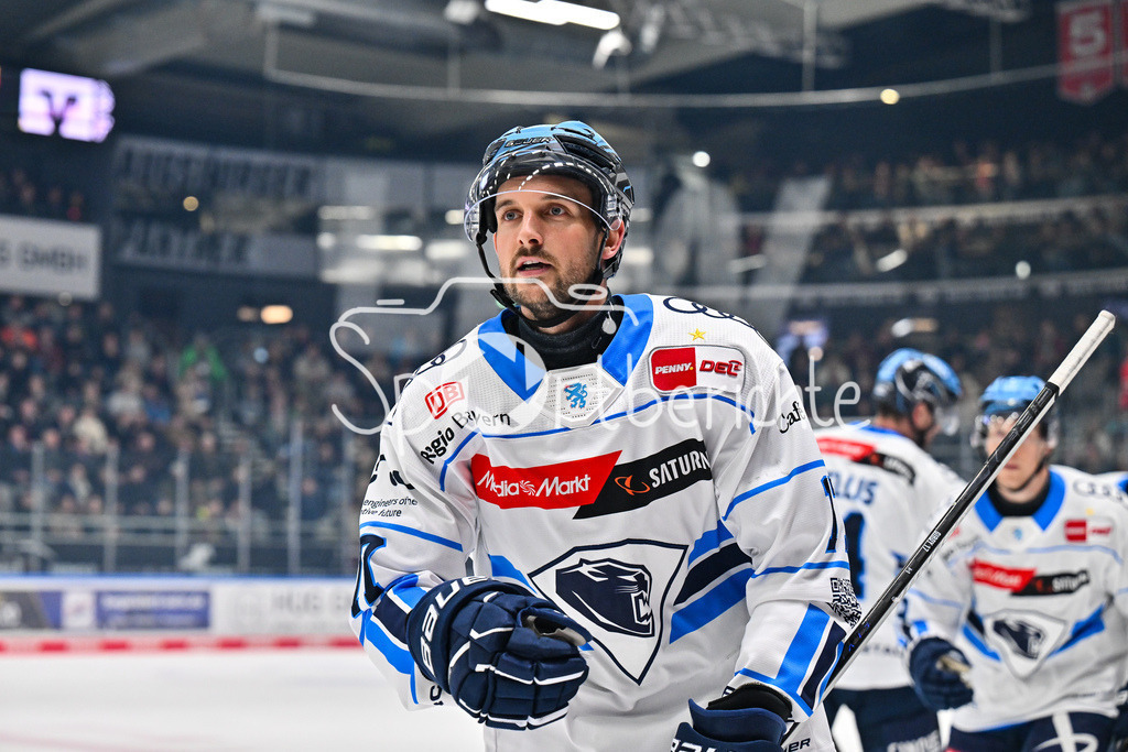 Augsburger Panther - ERC Ingolstadt | AUGSBURG, GERMANY - 12. DECEMBER: Jubel der Gäste nach dem Teffer zum 1-1 Ausgleich durch Abott GIRDUCKIS (ERC Ingolstadt 17) / Tor / Torschuetze / Freude / Happy / während dem Match zwischen den Augsburger Panthern und dem ERC Ingolstadt am 27. Spieltag der Penny DEL im Curt Frenzel Stadion