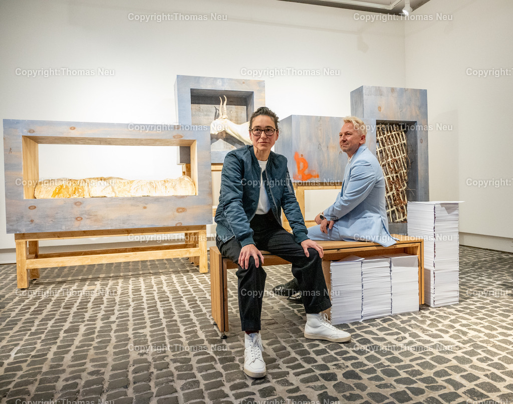 Museum-Bensheim-Ausstellung-Tipping-Points-Fotografie-Thomas-Neu-99 | bbe, Museum bensheim, Das Ausstellungsprojekt Tipping Points -Studierende der Hochschule für Gestaltung Offenbach ,,Das Projekt wurde im Lehrgebiet Zeichnung (Nadine Fecht) initiiert und in Kooperation mit dem Museum Bensheim sowie lehrgebietsübergreifend mit dem Kommunikationsdesign realisiert., hier mit Museumsleiter Dr. Jan Christoph Breitwieser, .,Bild: THomas Neu