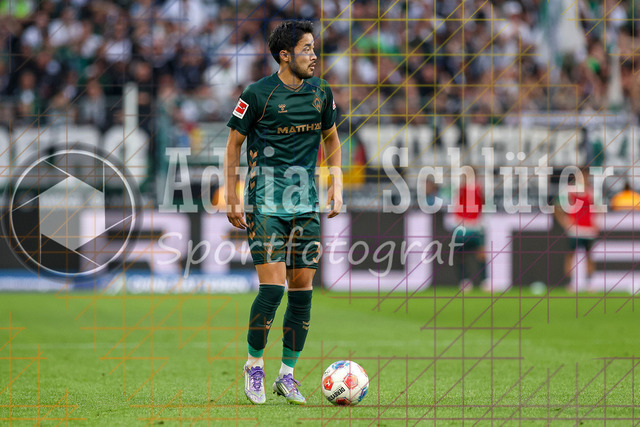 Borussia Mönchengladbach vs SV Werder Bremen - Bundesliga  | Mönchengladbach, Deutschland, 14.09.25:   Yukinari Sugawara (SV Werder Bremen) in Aktion am Ball, Einzelaktion waehrend des Spiels der Bundesliga zwischen Borussia Mönchengladbach vs SV Werder Bremen im Stadion im Borussia Park(Foto von Brauer-Fotoagentur / Adrian Schlueter)