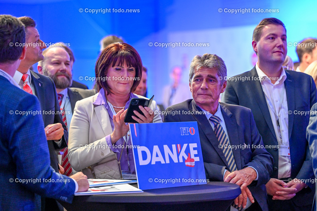 Pressewahldienst Linz zur Nationalratswahl 2024_ 29.09.2024-54 | 29.09.2024, Ursulinenhof Linz AUT, Nationalratswahl 2024, Pressewahldienst im Bild Michael Gruber (FP, LAbg., Landesparteisekretaer), Sabine Binder (2.Landtagspraesidentin, FP), Herwig Mahr (FP, Klubobmann), StR Michael Raml (FP)