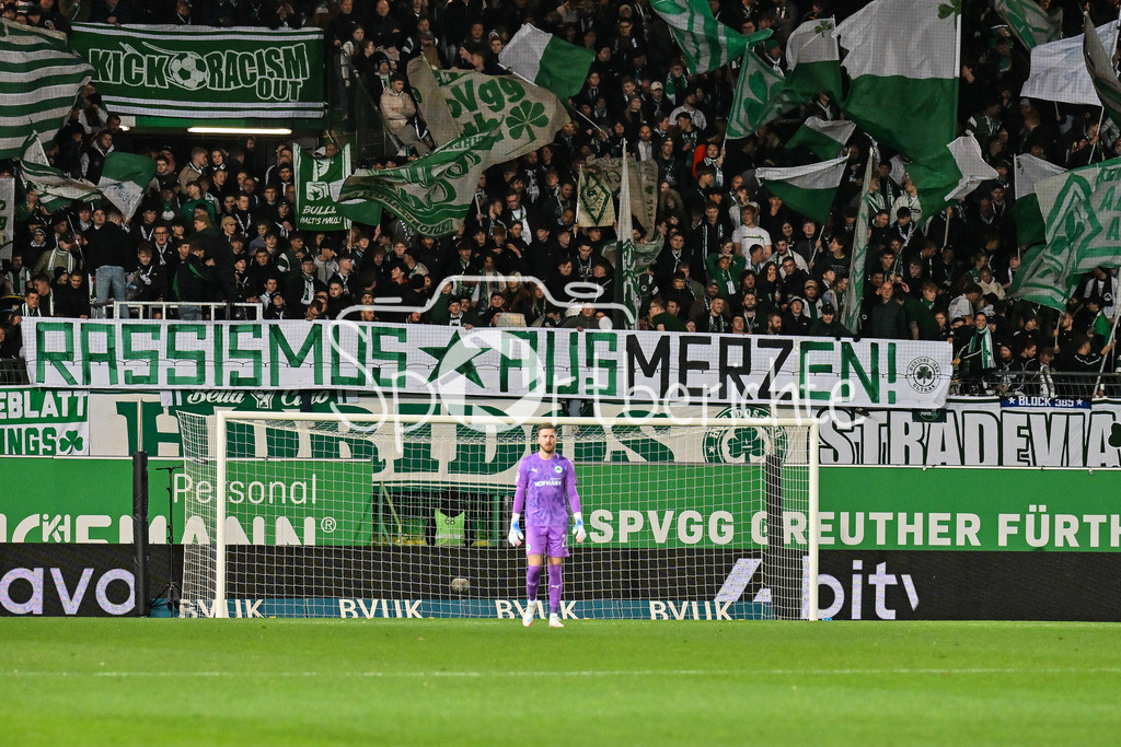 SpVgg Greuther Fürth - Karlsruher SC | FUERTH, GERMANY - OCTOBER 24: fans from fuerth with a message to MERZ - Rassismus - during the 2. bundesliga match between SpVgg Greuther Fuerth vs. Karlsruher SC on matchday 10 at Sportpark Ronhof Thomas Sommer on October 24, 2025 in Fuerth, Germany / DFL REGULATIONS PROHIBIT ANY USE OF PHOTOGRAPHS AS IMAGE SEQUENCES AND/OR QUASI-VIDEO