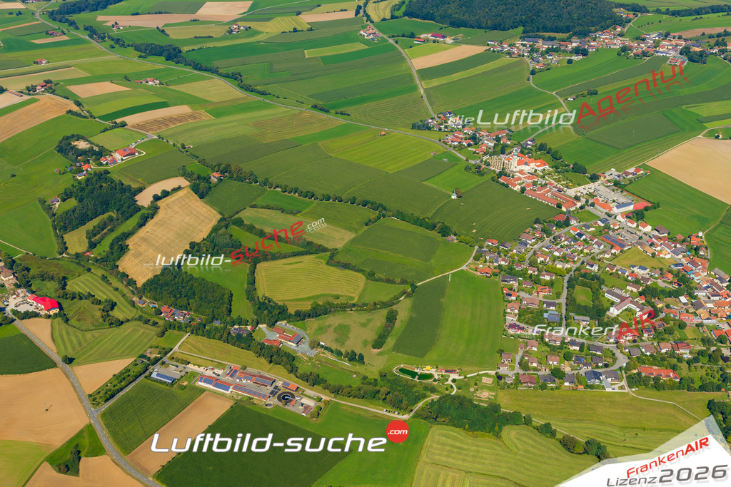 Luftaufnahme von Neukirchen beim Heiligen Blut - Die Luftaufnahme wurde 2025 vom UL-Flugzeug heraus erstellt ( keine Drohne ) - Hochauflösende Luftaufnahme - für professionelle Ausdrucke geeignet. Die Geschenkidee !Mit Lizenz und Bildrechte bestellbar