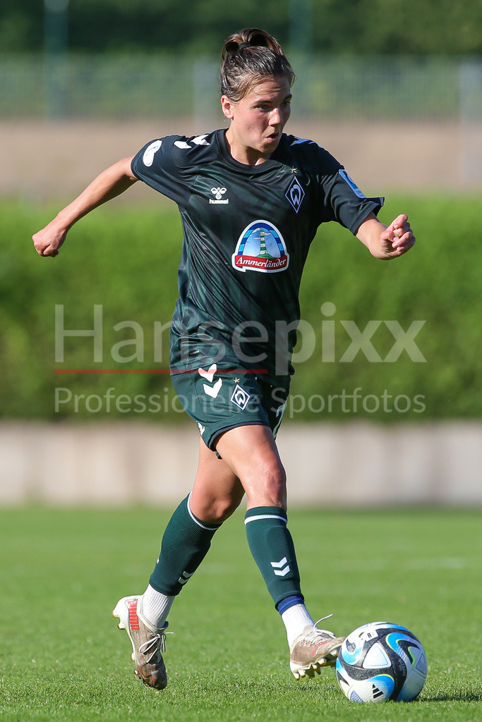 Fussball, DFB-Pokal Frauen, Borussia Mönchengladbach - SV Werder Bremen | v.li.: Rieke Dieckmann (SV Werder Bremen, 22) Freisteller, Einzelbild, Ganzkörper, Aktion, Action, Spielszene, DIE DFB-RICHTLINIEN UNTERSAGEN JEGLICHE NUTZUNG VON FOTOS ALS SEQUENZBILDER UND/ODER VIDEOÄHNLICHE FOTOSTRECKEN. DFB REGULATIONS PROHIBIT ANY USE OF PHOTOGRAPHS AS IMAGE SEQUENCES AND/OR QUASI-VIDEO.