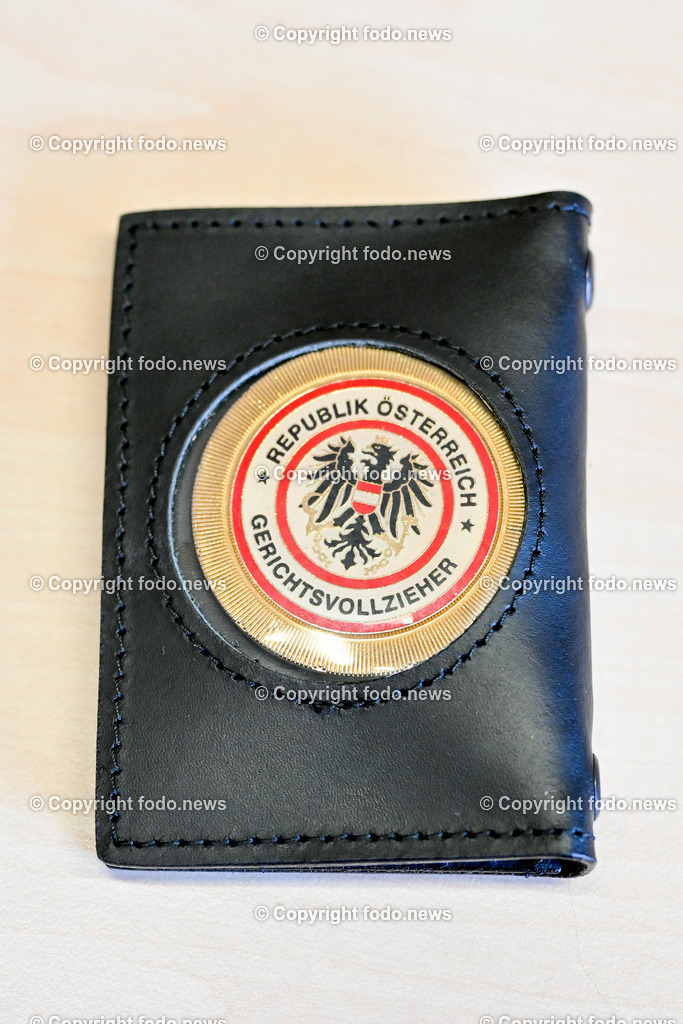 Sarah Windischhofer_ Gerichtsvollzieher_ 21.06.2023-34 | 21.06.2023, Linz, AUT, Landesgericht Linz, Gerichtsvollzieher, im Bild Ausweis, Dienstmarke, Gerichtsvollzieher, Republik Oesterreich