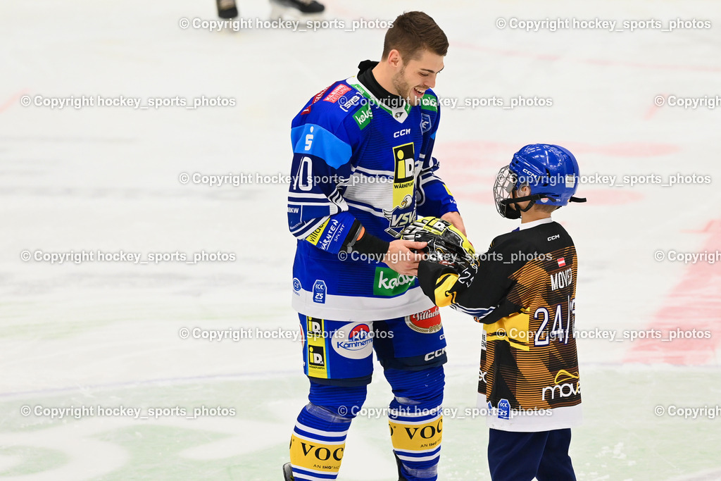 EC IDM Wärmepumpen VSV vs. HC Pustertal | Übergabe Helm Performer des letzten Spiels, #10 VALLANT Thomas EC VSV, EC IDM Wärmepumpen VSV vs. HC Pustertal, EC IDM Wärmepumpen VSV vs. HC Pustertal am 15.11.2024 in Villach (Stadthalle Villach), Austria, (Photo by Bernd Stefan)