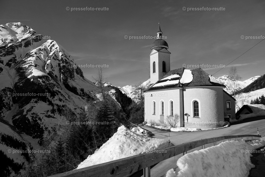 Kaisers-KIRCHE-Winter--DSC05267-SW | Info aus dem Bezirk Reutte/Ausserfern Tirol sowie eine umfangreiche Bilddatenbank über die gesamte Region: Lechtal, Talkessel Reutte, Tannheimertal, Zwischentoren. Lech, Plansee, Zugspitze, Grenztunnel, B179, Fernpassstraße, Verkehr, Lawinen, Tradition, - Realisiert mit Pictrs.com
