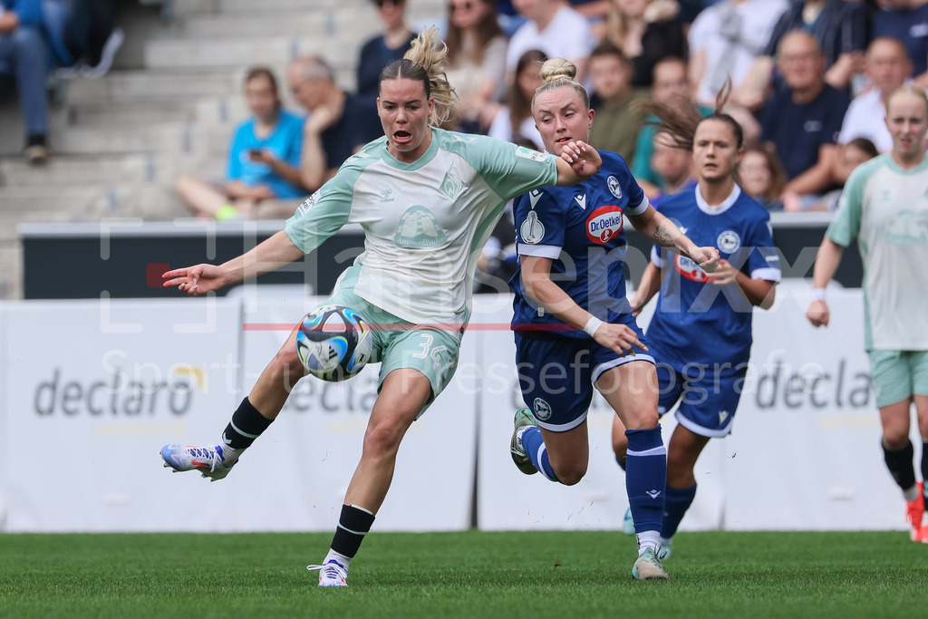 Fussball, DFB-Pokal Frauen, DSC Arminia Bielefeld - SV Werder Bremen | v.li.: Juliane Wirtz (SV Werder Bremen, 34) und Jocelyn Hampel (Arminia Bielefeld, 27) im Zweikampf, Duell, Dynamik, Aktion, Action, Spielszene, DIE DFB-RICHTLINIEN UNTERSAGEN JEGLICHE NUTZUNG VON FOTOS ALS SEQUENZBILDER UND/ODER VIDEOÄHNLICHE FOTOSTRECKEN. DFB REGULATIONS PROHIBIT ANY USE OF PHOTOGRAPHS AS IMAGE SEQUENCES AND/OR QUASI-VIDEO.