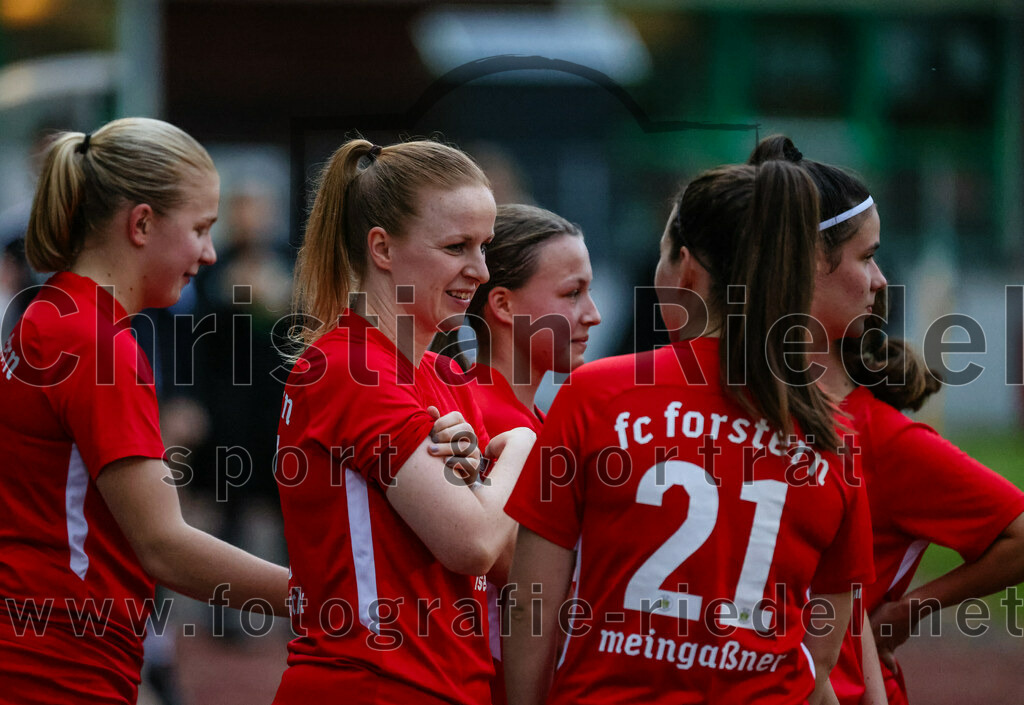 2023-10-21_001_FC_Forstern_gegen_FC_Ezelsdorf | Forstern, Deutschland, 21.10.2023:
Fußball, Frauen Bayernliga 2023 / 2024, 8. Spieltag, FC Forstern gegen FC Ezelsdorf, Endergebnis: 2:1

Julia Deißenböck (FC Forstern, #17), Vanessa Meingaßner (FC Forstern, #21)

Foto: Christian Riedel / fotografie-riedel.net
