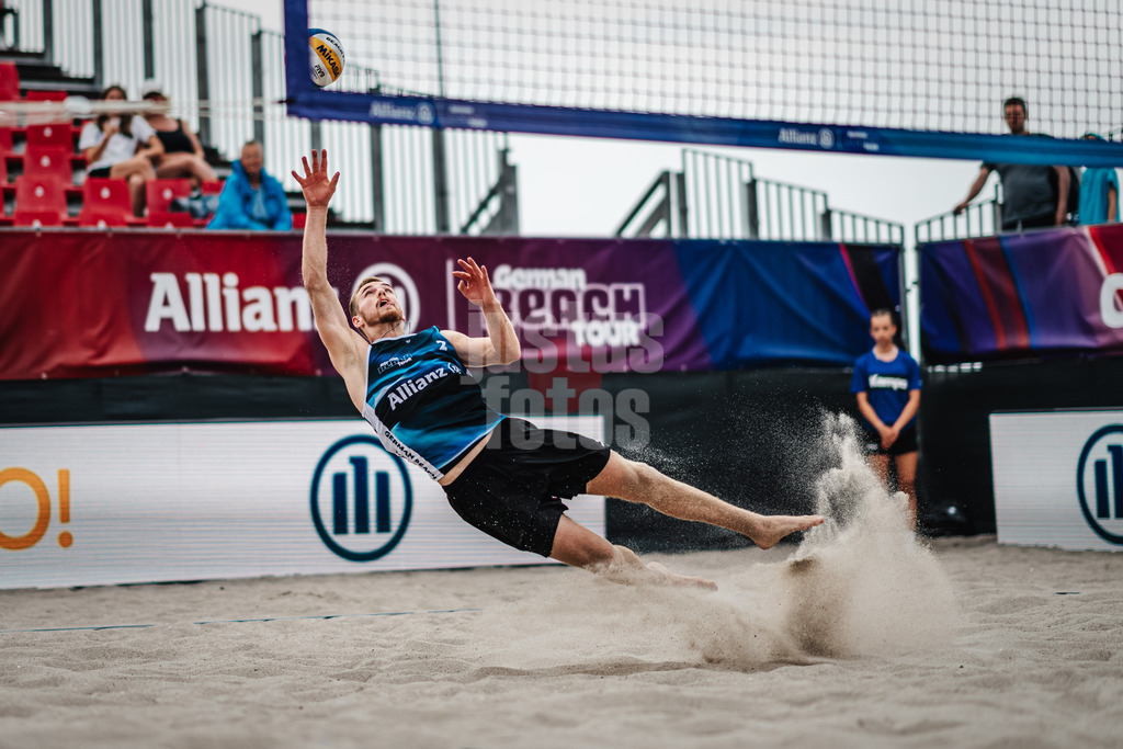 Beachvolleyball | Männer | Allianz German Beach Tour 2024 | Tourstop Kühlungsborn 2 | 15.08.2024 | Luis Henrichs rettet den Ball