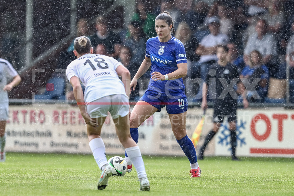 Fussball, Testspiel Frauen, SV Meppen - DJK Wacker Mecklenbeck | Anouk Blaschka (SV Meppen, 10) am Ball, Einzelbild, Ganzkörper, Aktion, Action, Spielszene