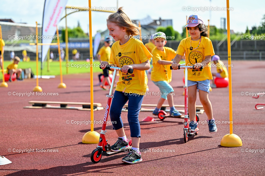 Kindergarten Olympiade 2024_ Stadion Traun_ 07.06.2024-44 | 07.06.2024, Stadion der Stadt Traun, AUT, Kindergarten Olympiade 2024, im Bild Kinder, Hindernis, Fussball, Laufen, Action