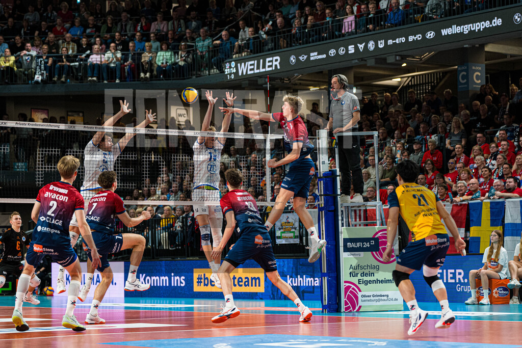 Volleyball I Herren I Saison 2025/2026 I Bundesliga I 5. Spieltag I SVG Lüneburg - VfB Friedrichshafen | Axel Valentin Enlund (17, SVG Lüneburg) im Angriff - Realisiert mit Pictrs.com