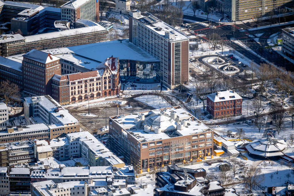 4043838 | DORTMUND 13.02.2021 Winterlich schneebedeckte Gebäude des Rathauses der Stadtverwaltung am Friedensplatz in der Parkanlage Stadtgarten im Ortsteil City-Ost in Dortmund im Ruhrgebiet im Bundesland Nordrhein-Westfalen, Deutschland. Weiterführende Informationen bei: Stadt Dortmund - Fachbereich Liegenschaften. // Wintry snowy town Hall building of the city administration on Friedensplatz in of park Stadtgarten in the district City-Ost in Dortmund at Ruhrgebiet in the state North Rhine-Westphalia, Germany. Further information at: Stadt Dortmund - Fachbereich Liegenschaften. Foto: Gerhard Launer