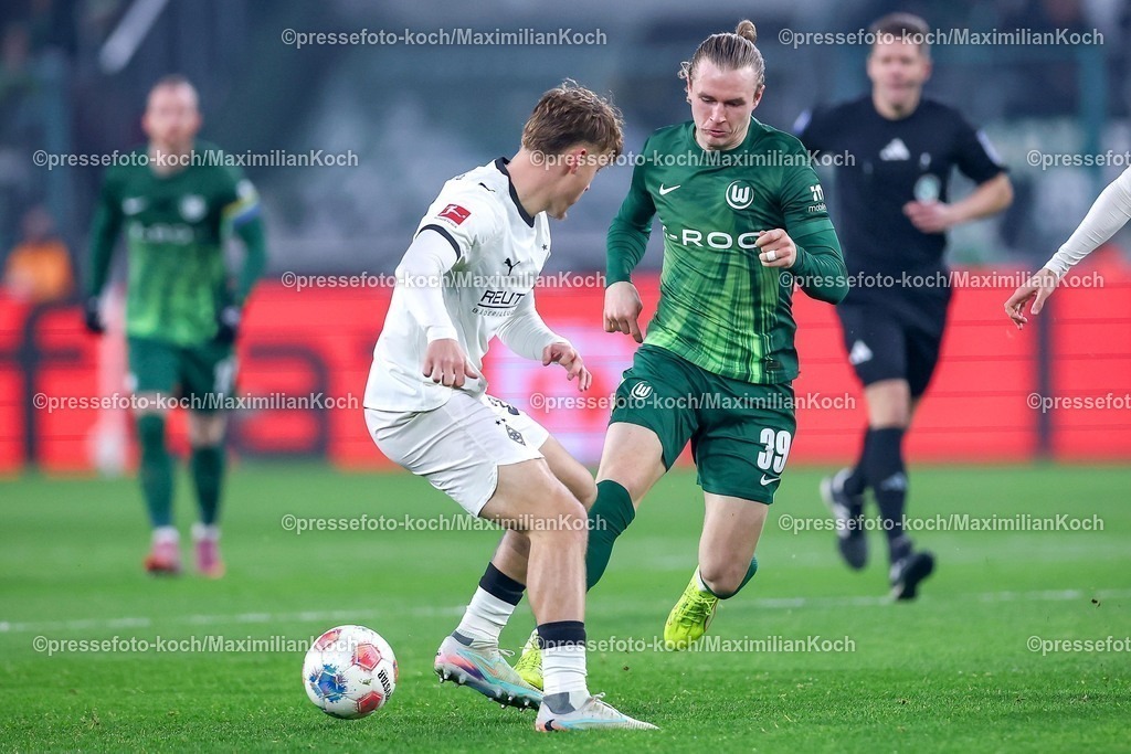 BMG13122502071 | 13.12.2025, Fußball, Borussia Mönchengladbach - VfL Wolfsburg, 1. Fußball Bundesliga, 14.Spieltag, Borussia-Park, Saison 2025 2026: Luca Netz&nbsp;(Borussia Mönchengladbach #20) im Zweikampf gegen  Patrick Wimmer&nbsp;(VfL Wolfsburg #39)  DFB regulations prohibit any use of photographs as image sequences and or quasi-video.