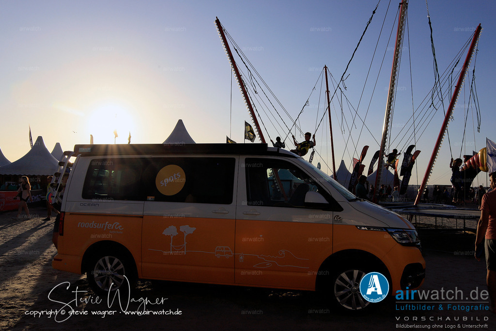 St.Peter-Ording Strand - Volkswagen VW T6 | Entdecken Sie atemberaubende Luftbilder und Fotografien auf airwatch.de - Tauchen Sie ein in eine Welt voller faszinierender Aufnahmen aus der Vogelperspektive.