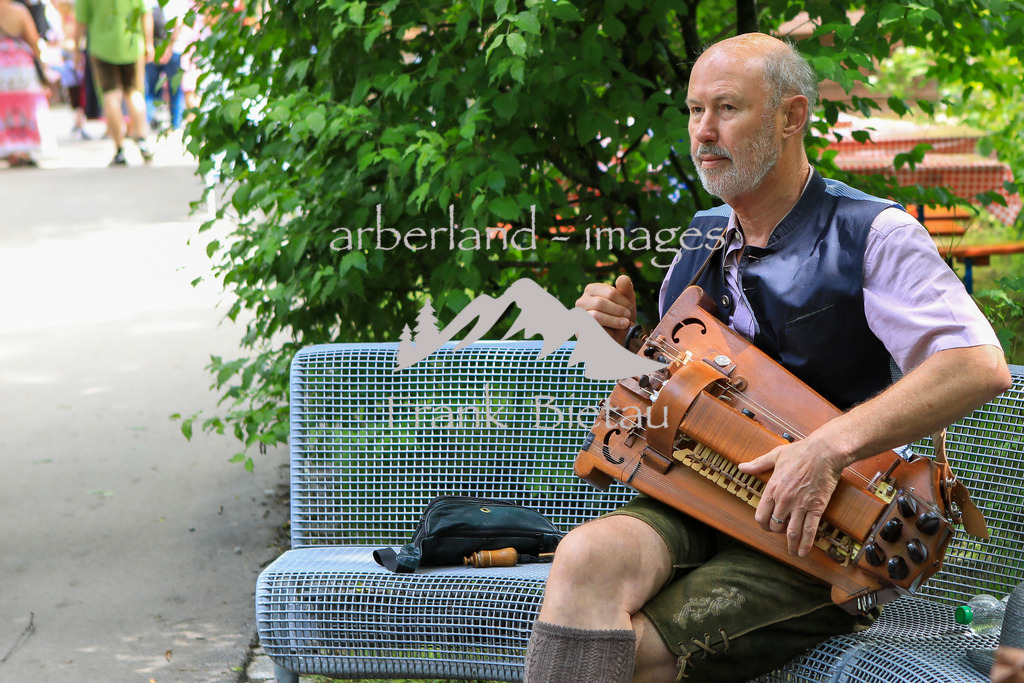 OE7A3812 | allein oder große Gruppen, musiziert wird an allen Ecken der Stadt