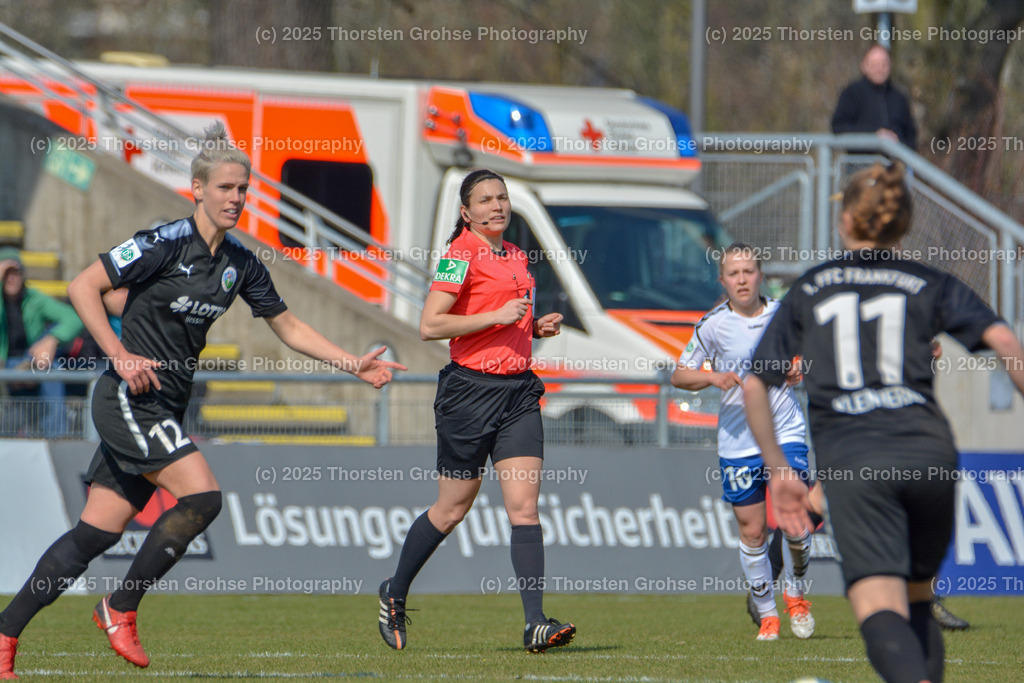 Fussball-BL Frauen 1. FFC Frankfurt vs. FF USV Jena | Schmidt Sophie #12 (1.FFC Frankfurt), Schiedsrichterin Angelika Soeder,Luca Graf #16 (FF USV Jena) ,Kleinherne, Sophia #11 (1.FFC Frankfurt); Fussball-BL Frauen 1. FFC Frankfurt vs. FF USV Jena, Fussball-Bundesliga Frauen am 25.03.2018 im Stadion am Brentanobad in Frankfurt/Main, (Deutschland) - Realisiert mit Pictrs.com