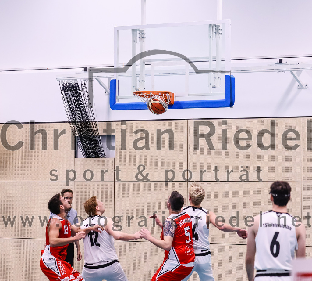 2022-12-03_084_TSV_Vaterstetten_gegen_TG_Landshut | Vaterstetten, Deutschland, 03.12.2022:
Basketball, Bayernliga Herren Südost 2022 / 2023, 7. Spieltag, TSV Vaterstetten gegen TG Landshut, Endergebnis: 71:78

 (TG Landshut, #19), Alain Gales (TSV Vaterstetten, #12), Paul Ruja&nbsp;(TG Landshut, #5), D. Wolf (TSV Vaterstetten, #14), Maximilian Rothe (TSV Vaterstetten, #6)

Foto: Christian Riedel / fotografie-riedel.net