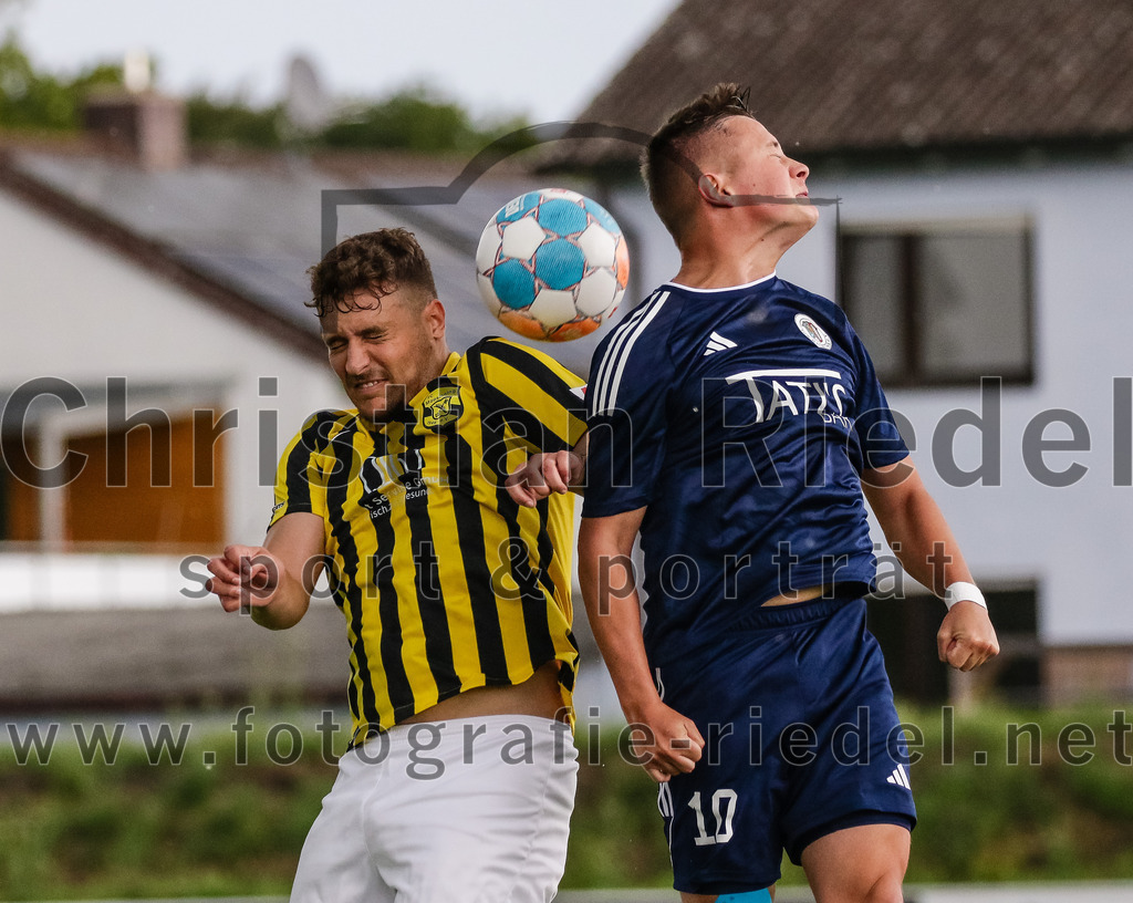 2023-07-29_036_FC_Moosinning_gegen_TuS_Raubling | Moosinning, Deutschland, 29.07.2023:
Fußball, Bezirksliga Oberbayern Ost 2023 / 2024, 1. Spieltag, FC Moosinning gegen TuS Raubling, Endergebnis: 0:7

Luis Haumann (FC Moosinning, #4), Alexander Lallinger (TuS Raubling, #10)

Foto: Christian Riedel / fotografie-riedel.net
