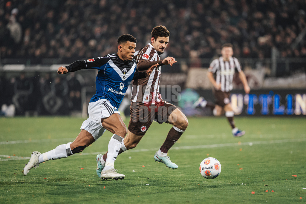 Fußball | Männer | Saison 2025/2026  | Fußball-Bundesliga | 19. Spieltag | FC St. Pauli vs. Hamburger SV | 23.01.2026 | v.l. Ransford-Yeboah Königsdörffer (#11, HSV) gegen Adam Dzwigala (#25, FC St. Pauli)