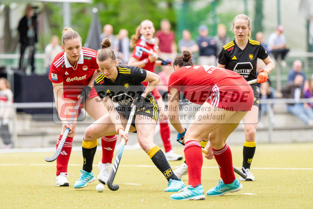 HK_20240407_100135 | 1. Bundesliga Hockey Damen Rot-Weiss Köln - Harvestehuder THC am 7.4.2024 Rot-Weiss Köln, Köln , Hauke Franziska ( Harvestehuder THC #26 ) , Fee Mazkour ( Rot-Weiss Köln #24 )