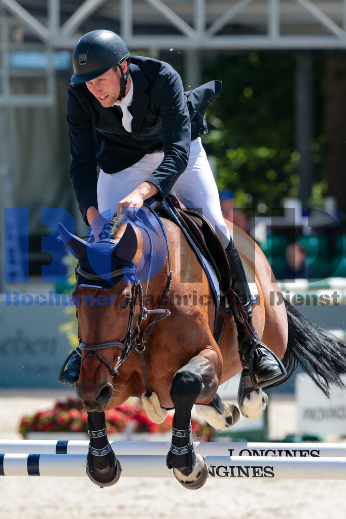 Longines Balve Optimum - Springen Samstag {date} -  | {headline}(Foto: Sebastian Sendlak / BOND) - Realisiert mit Pictrs.com