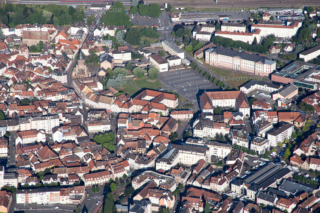 Aerial view: Museum building ensemble Media from Old Island / Médiathèque de la Vieille-Ile in Hagenau in the state Bas-Rhin, France. – Photo: IMG_082940.jpg taken on 06/26/2015 by Werner Riehm/FLY-FOTO.com – Resolution of the original: 5472 x 3648 px – Médiathèque de la Vieille-île | Office de Tourisme du Pays de Haguenau