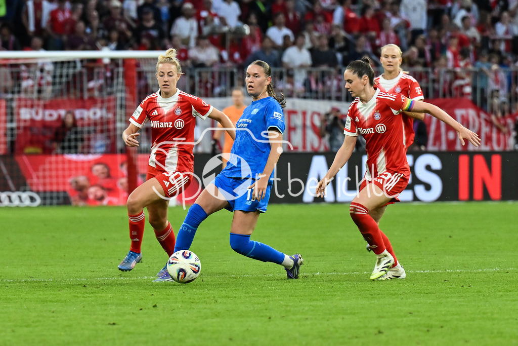 FC Bayern München - Bayer 04 Leverkusen | v. l. Carolin SIMON (FC Bayern München Frauen #30), Valentina MÄDL (Bayer Leverkusen Frauen 17) und Sarah ZADRAZIL (FCB #25) / Duell / Zweikampf / Google Pixel Frauen-Bundsliga: FC Bayern München - Bayer 04 Leverkusen; Allianz Arena am 06.09.2025