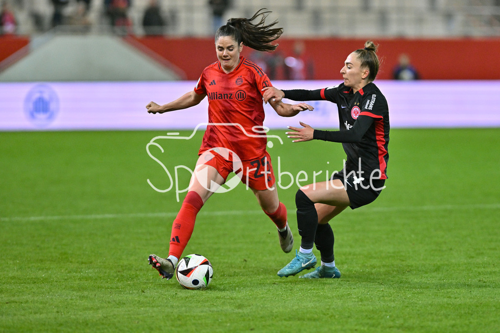 FC Bayern München Frauen - SG Eintracht Frankfurt Frauen | im Duell Sarah ZADRAZIL (FCB #25) und Sophia KLEINHERNE (Eintracht Frankfurt Frauen 4 / Zweikampf / Google Pixel Frauen Bundesliga: FC Bayern Muenchen - Eintracht Frankfurt, FC Bayern Campus am 04.11.2024