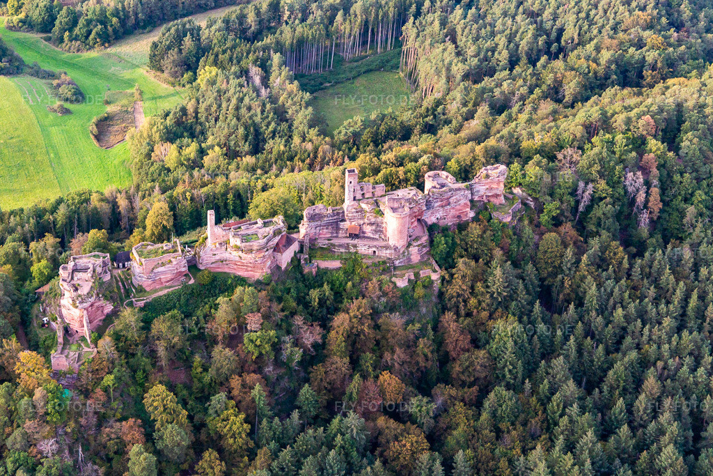 Luftbild: Burgenmassiv Altdahn mit den Burgruinen Grafendahn und Tanstein in Dahn im Bundesland Rheinland-Pfalz in Deutschland. Foto: IMG_139016.jpg vom 30.09.2023 durch Werner Riehm/FLY-FOTO.deWWW.BURGENLANDSCHAFT-PFALZ.DE
