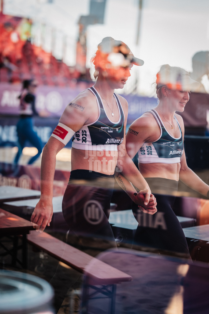Beachvolleyball | Frauen | Allianz German Beach Tour 2025 | Tourstop Düsseldorf | 09.05.2025 | v.l. Lea Sophie Kunst und Melanie Paul auf dem Weg zum Feld