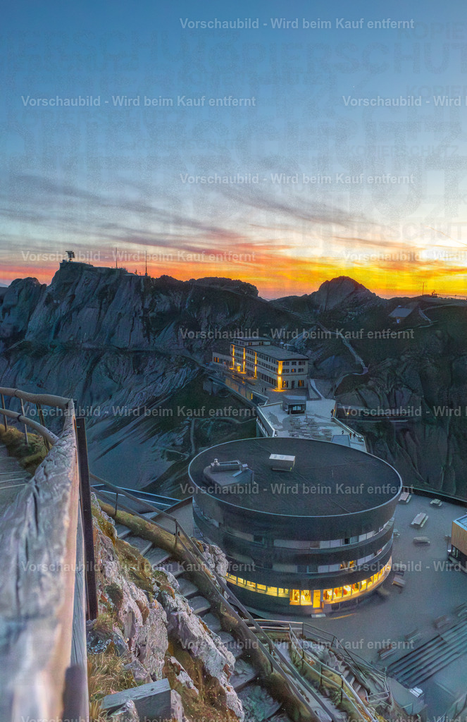 Sonnenuntergang auf dem Pilatus | Sonnenuntergang auf dem Pilatus mit warmem Abendlicht, leuchtenden Wolken und Blick über die Zentralschweiz. Eine ruhige Bergserie zwischen Fels, Himmel und letzter Tagesfarbe. - Realisiert mit Pictrs.com