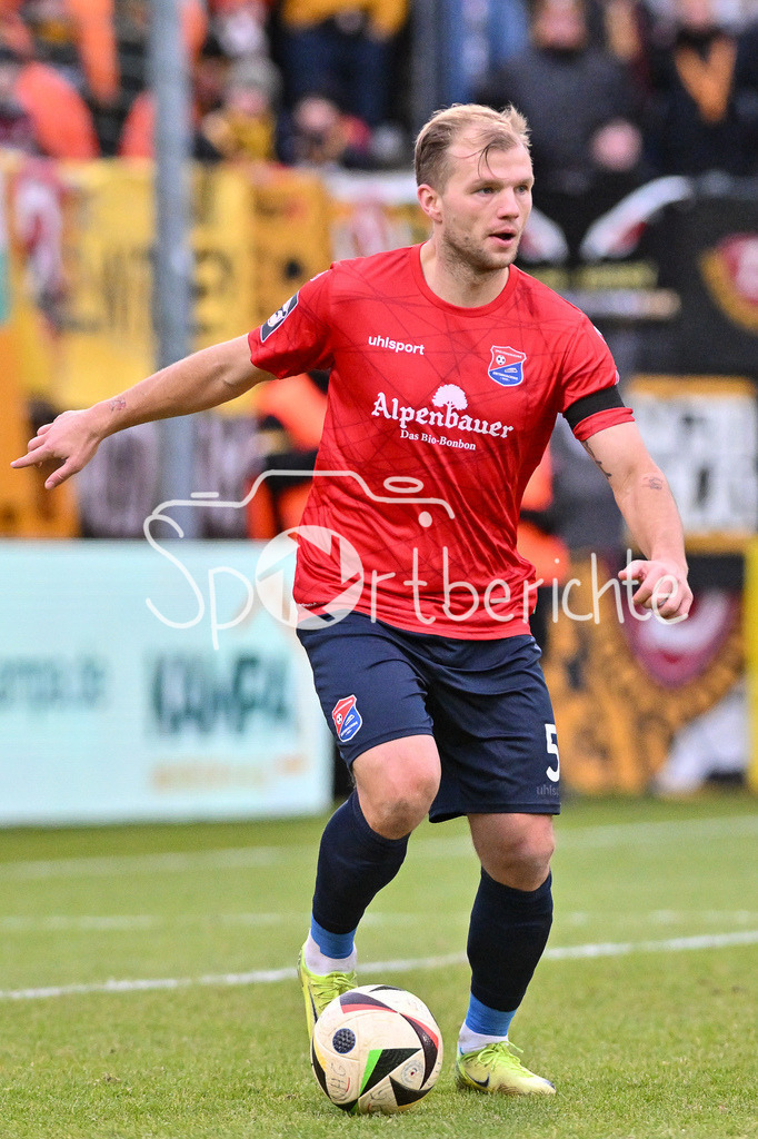 SpVgg Unterhaching - Dynamo Dresden | am Ball Johannes GEIS (SpVgg Unterhaching 5) / Freisteller / Einzelfoto / 3. Liga: SpVgg Unterhaching - Dynamo Dresden, Uhlsportpark am 21.12.2024