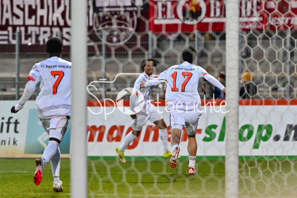 FC Würzburger Kickers - FC Bayern Amateure | WÜRZBURG, DEUTSCHLAND - 10. APRIL: Jubel der Bayern nach dem Treffer zum 0-1 durch Mudaser SADAT (FC Bayern München II 7) während dem Match zwischen dem FC Würzburger Kickers und den Amateuren des FC Bayern München am 28. Spieltag der Regionalliga Bayern in der AKON Arena / Tor / Torschuetze / Freude / Happy