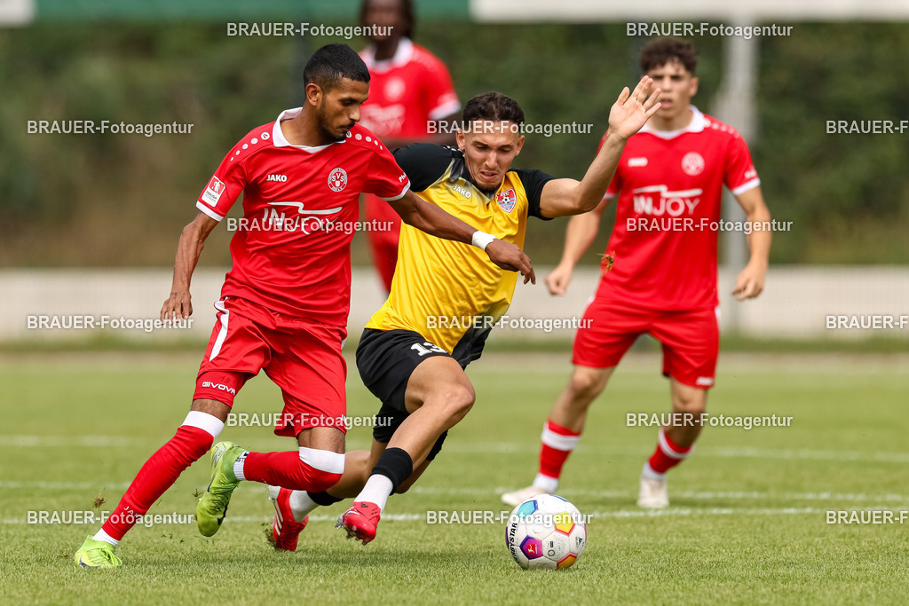 1_SVSKFC_20250726_0104.JPG -  - SV Schermbeck - KFC Uerdingen  - Testspiel | Schermbeck, Deutschland, 26.07.25: Jamal El Mansoury (SV Schermbeck) und Nedzhib Hadzha (KFC Uerdingen) im Kampf um den Ball während des Testspiel Spiels zwischen SV Schermbeck - KFC Uerdingen  in der Volksbank Arena am 26. July 2025 in Schermbeck, Deutschland. (Foto von Stefan Brauer/Brauer-Fotoagentur)