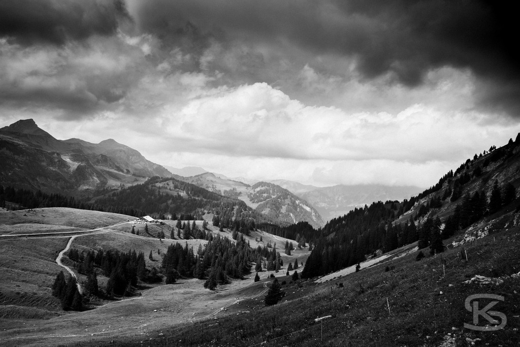 Kanisfluh Gipfeltour 2018 – Bergfotografie vom Aufstieg bis zum Gipfel | Schwarzweiss Fotoserie einer Gipfelbesteigung der Kanisfluh im Bregenzerwald 2018. Eindrucksvolle Bergfotografie vom Aufstieg, Gipfel und Abstieg des markanten Felsmassivs in den Vorarlberger Alpen von Stefan Kuhn. - Realisiert mit Pictrs.com