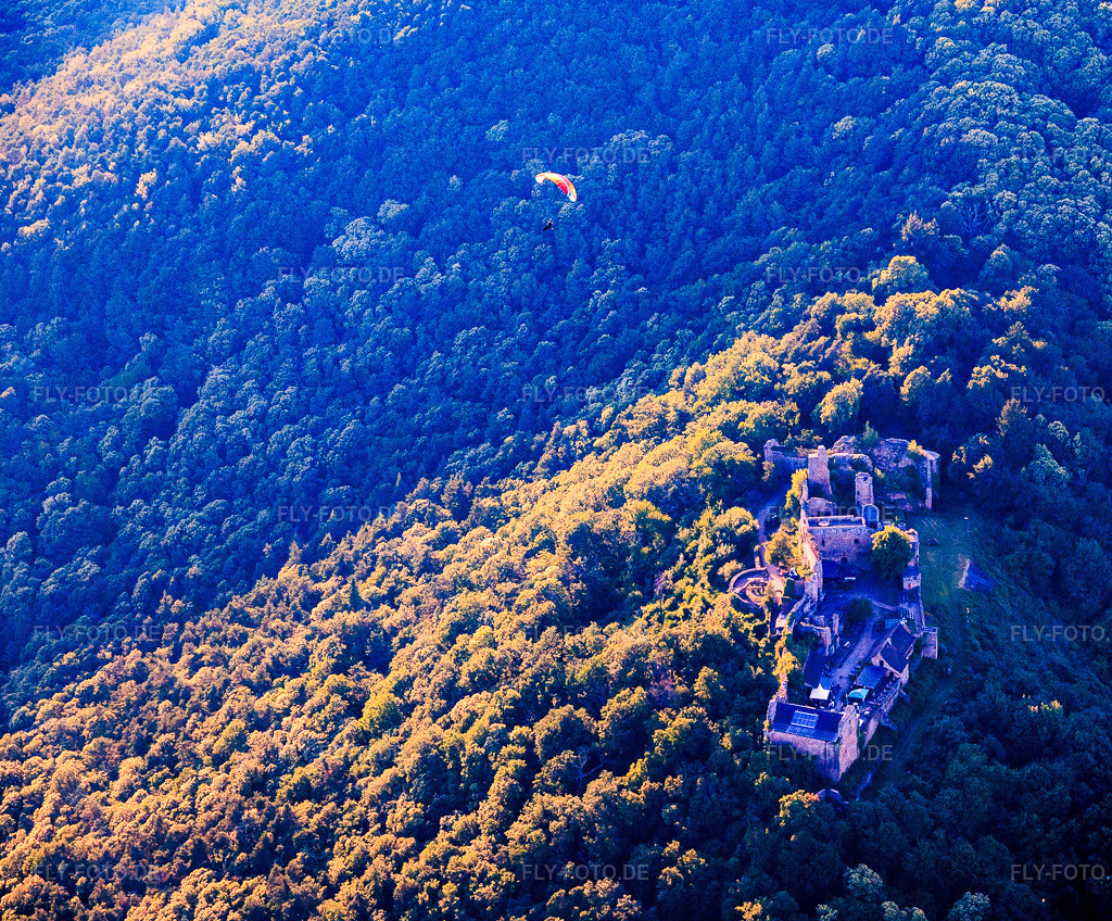 Luftbild: Burgruine Madenburg mit Paragleiter aus Südosten in Eschbach im Bundesland Rheinland-Pfalz in Deutschland. – Foto: IMG_157772.jpg vom 18.06.2026 durch Werner Riehm/FLY-FOTO.de – Auflösung des Originals: 4677 x 3873 px