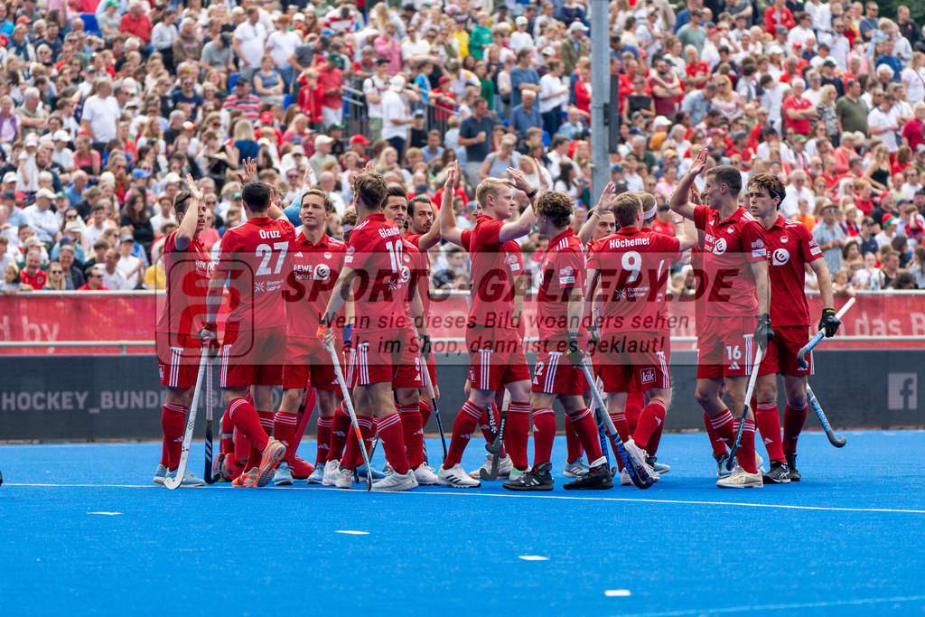 Final4_20250601-1336-HK108528 | Krefeld, Deutschland, 01.06.2025:  Feldhockey Final4 2025 – „Deutsche Feldhockey-Meisterschaften 2025“ Crefelder HTC - Rot-Weiss Köln (Finale Herren) im Gerd-Wellen-Hockeyanlage am 01.06.2025 in Krefeld, Deutschland. (Foto von Kramhöller/Fehrmann/Kaste)Krefeld, Germany, 01.06.2025: Feldhockey Final4 2025 – „Deutsche Feldhockey-Meisterschaften 2025“ Harvestehuder HTC - Düsseldorfer HC (Finale Damen) in Gerd-Wellen-Hockeyanlage at 01.06.2025 in Krefeld, Deutschland. (Foto from Kramhöller/Fehrmann/Kaste)