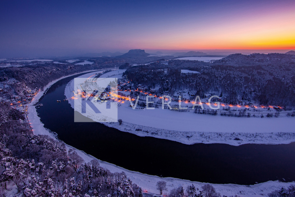 Wandbild-Elbschleife-Bastei-Lilienstein-Elbe-8J90193 | Winterliche Aussicht von der Bastei auf Kurort Rathen und Lilienstein - Realisiert mit Pictrs.com