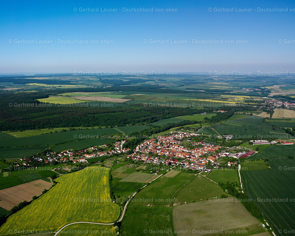 2634613 | BüTTSTEDT 09.06.2006 Stadtansicht vom Stadtrand angrenzend an landwirtschaftliche Feldern  in Büttstedt im Bundesland Thüringen, Deutschland // City view from the outskirts with adjacent agricultural fields  in Büttstedt in the state Thuringia, Germany Foto: Gerhard Launer