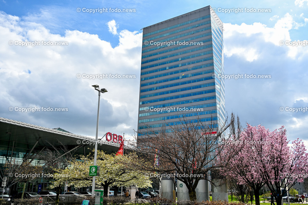 Hauptbahnhof Linz_ 25.03.2024-7 | 25.03.2024, Linz, AUT, Hauptbahnhof, im Bild Eingang, Aufgang, Vorplatz, Park, Fahnen, Flaggen, OeBB, Finanzamt, PVA, Pensionsversicherungsanstalt