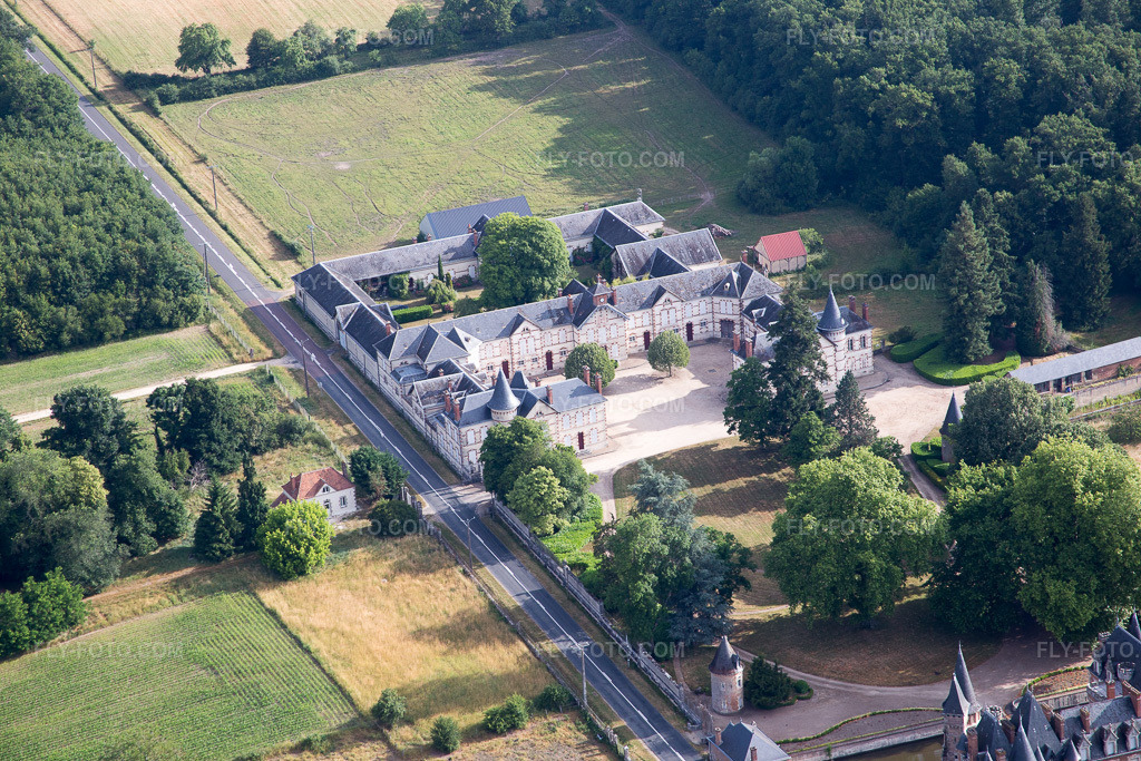 Aerial view: View of the town in Combreux in the state Loiret, France.Photo: IMG_082569.jpg taken on 06/21/2015 by Werner Riehm/FLY-FOTO.comResolution of the original: 5472 x 3648 px