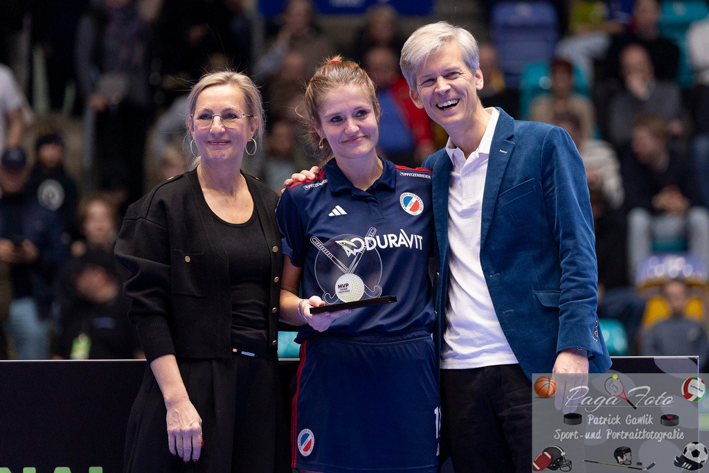 Volvo E.R.B. Final 4 Finale Frauen: Berliner HC - Mannheimer HC, 26.01.2025 | Sonja Zimmermann (Mannheimer HC #11) erzielt die Trophäe / hat die Trophäe bekommen und wurde zum MVP gewählt / wurde ausgezeichnet, Berliner HC - Mannheimer HC, Frankfurt, Süwag Arena, 26.1.2025 - Realisiert mit Pictrs.com