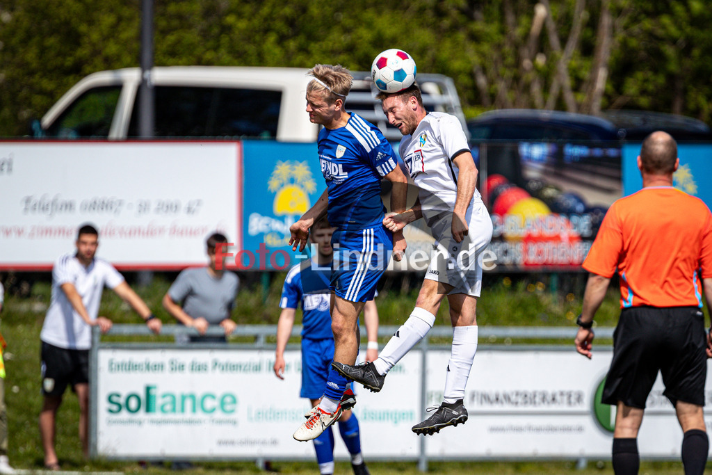 SG Hungerbach vs SV Eurasburg-Beuerberg | Meisterrunde Kreisklasse Gruppe C, SG Hungerbach vs SV Eurasburg-Beuerberg, 20240427,
Kopfball Jonas LISTLE (SGH 10),
2024-04-27 in Oberhasuen (Sportplatz Oberhasuen)
21 Bela BURGER (SVEB 21), 10 Jonas LISTLE (SGH 10)
Copyright: WolfgangxLindner www.foto-lindner.de
