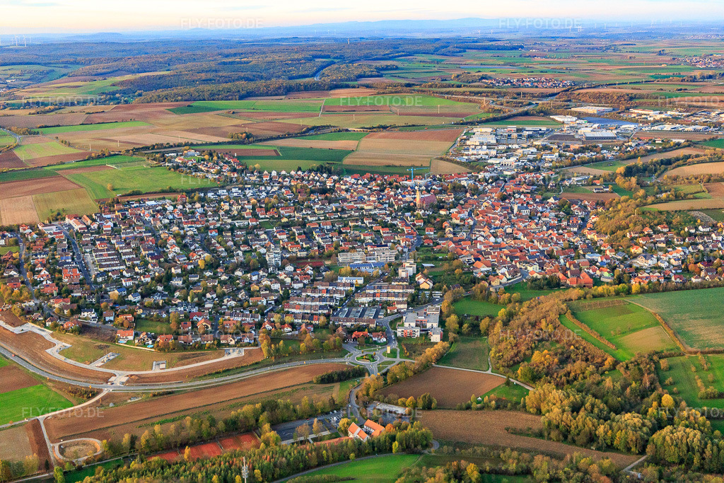 Luftbild: Ortsansicht von Süden in Estenfeld im Bundesland Bayern in Deutschland. Foto: IMG_119749.jpg vom 26.10.2019 durch Werner Riehm/FLY-FOTO.de