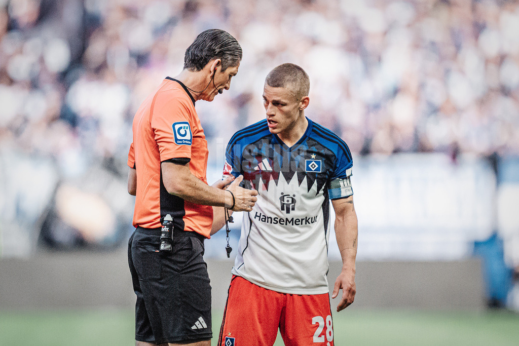 Fußball | Männer | Saison 2025/2026 | 1. Fußball-Bundesliga | 28. Spieltag | Hamburger SV vs. FC Augsburg | 04.04.2026 | v.l. Schiedsrichter Deniz Aytekin im Gespräch mit Miro Muheim (#28, HSV)