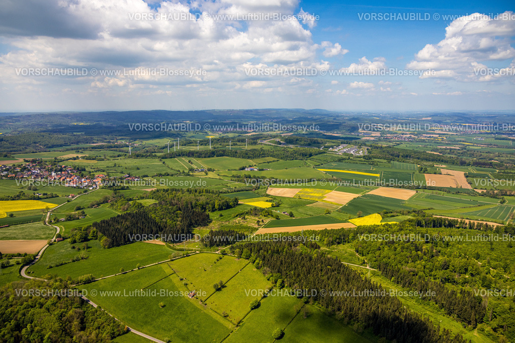 Brakel240504723NSG-HinnenburgerForst | Luftbild, NSG Naturschutzgebiet Hinnenburger Forst mit Emder Bachtal, sanften Hügellandschaft mit Wiesen und Feldern, Kuhstall Haus auf einer Wiese mit Boot auf und im Haus als Kunstwerk vom Künstler Ilan Averbuch, Fernsicht mit blauem Himmel und Wolken, Erwitzen, Nieheim, Ostwestfalen, Nordrhein-Westfalen, Deutschland